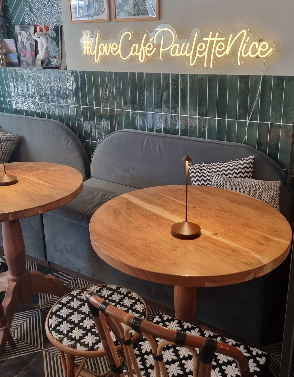Mesas en el Café Paulette
